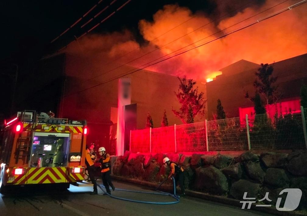 본문 이미지 - 1일 제주 토평공업단지 소재 야적장에서 발생한 화재 현장.(제주도소방안전본부 제공. 재판매 및 DB 금지)