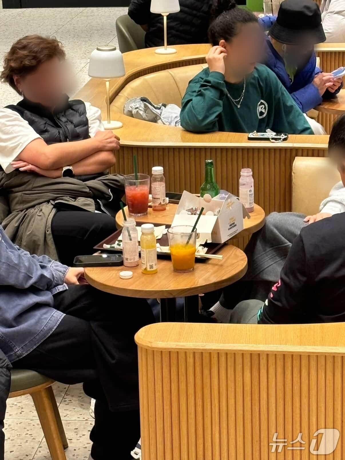 본문 이미지 - 1일 오후 4시쯤 경기도 양평의 스타벅스 더양평 DT점에서 6~7명의 중국인 관광객들이 음료와 함께 소주, 치킨 등을 먹고 있다.&#40;인스타그램 hiphub.kr 제공. 재판매 및 DB 금지&#41;2025.12.1/뉴스1