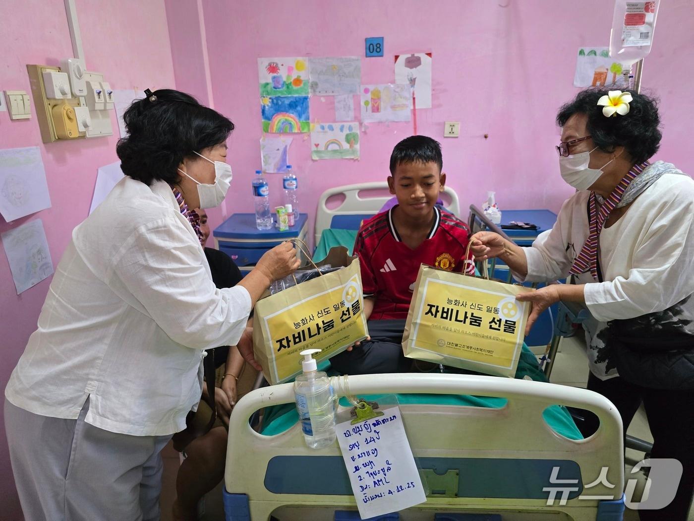 본문 이미지 - 자비나눔 선물세트를 전달하는 모습