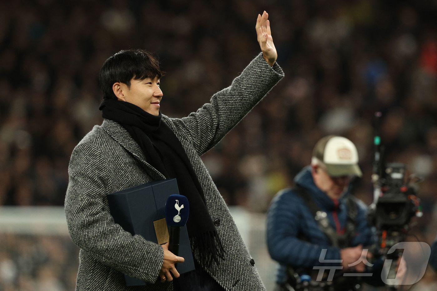 손흥민이 10일&#40;한국시간&#41; 열린 2025-26 UEFA 챔피언스리그 토트넘 홋스퍼-슬라비아 프라하전을 앞두고 팬들에게 인사하고 있다. ⓒ AFP=뉴스1