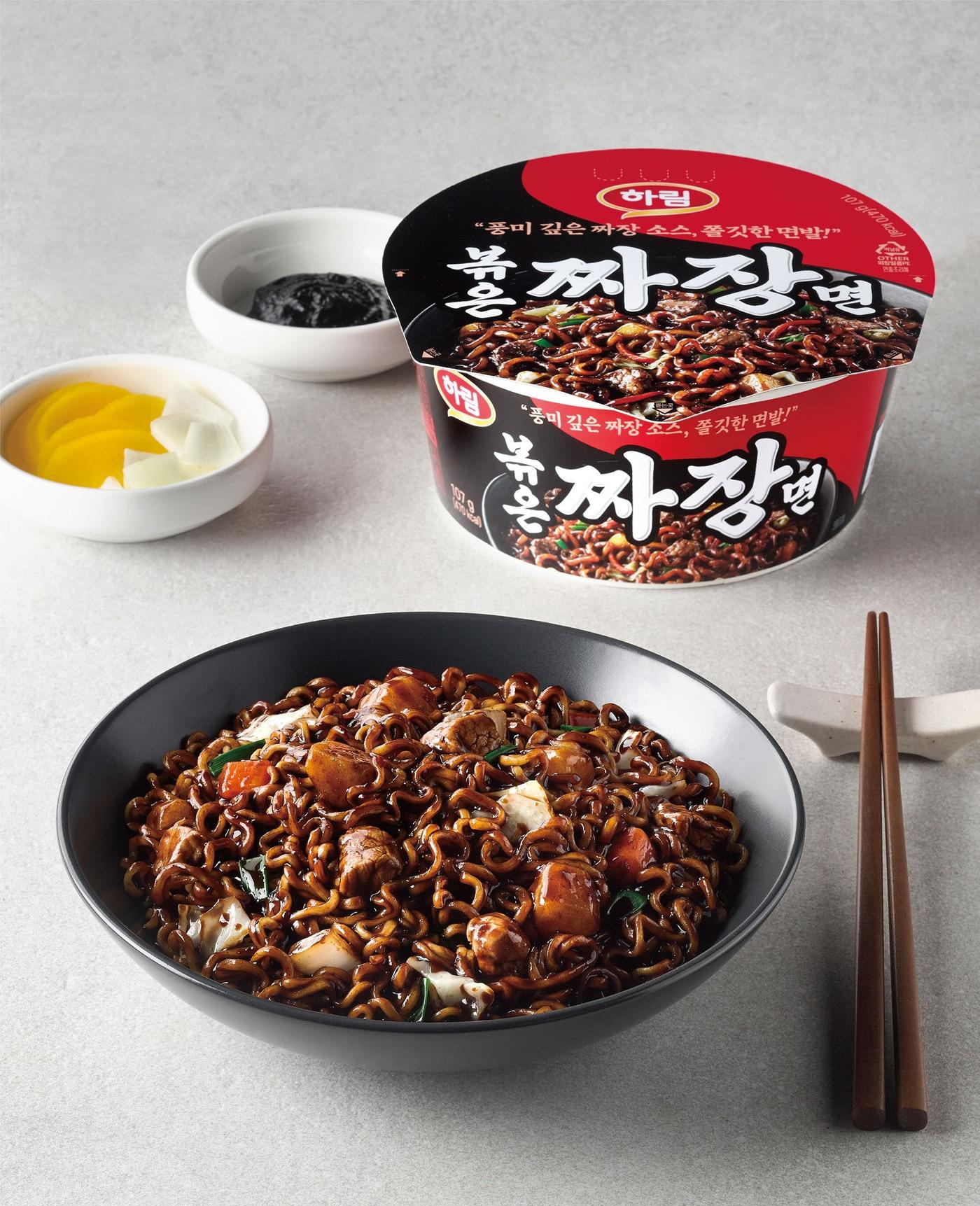 본문 이미지 - 하림 '볶은짜장면'(컵).(하림 제공)