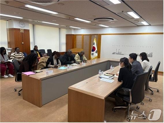 본문 이미지 - 9일 카메룬 국가항만청 대표단이 부산시청 방문 모습.&#40;부산시 제공. 재판매 및 DB금지&#41;