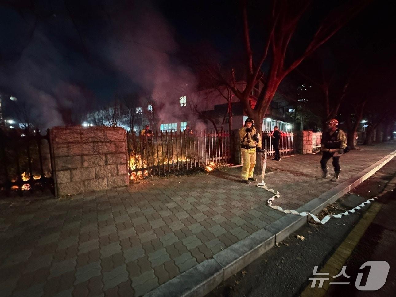 본문 이미지 - 전날&#40;9일&#41; 오후 8시 10분쯤 국회의사당 담장에서 방화로 추정되는 화재가 발생했다. 2025.12.10. &#40;사진. 영등포소방서 제공&#41;