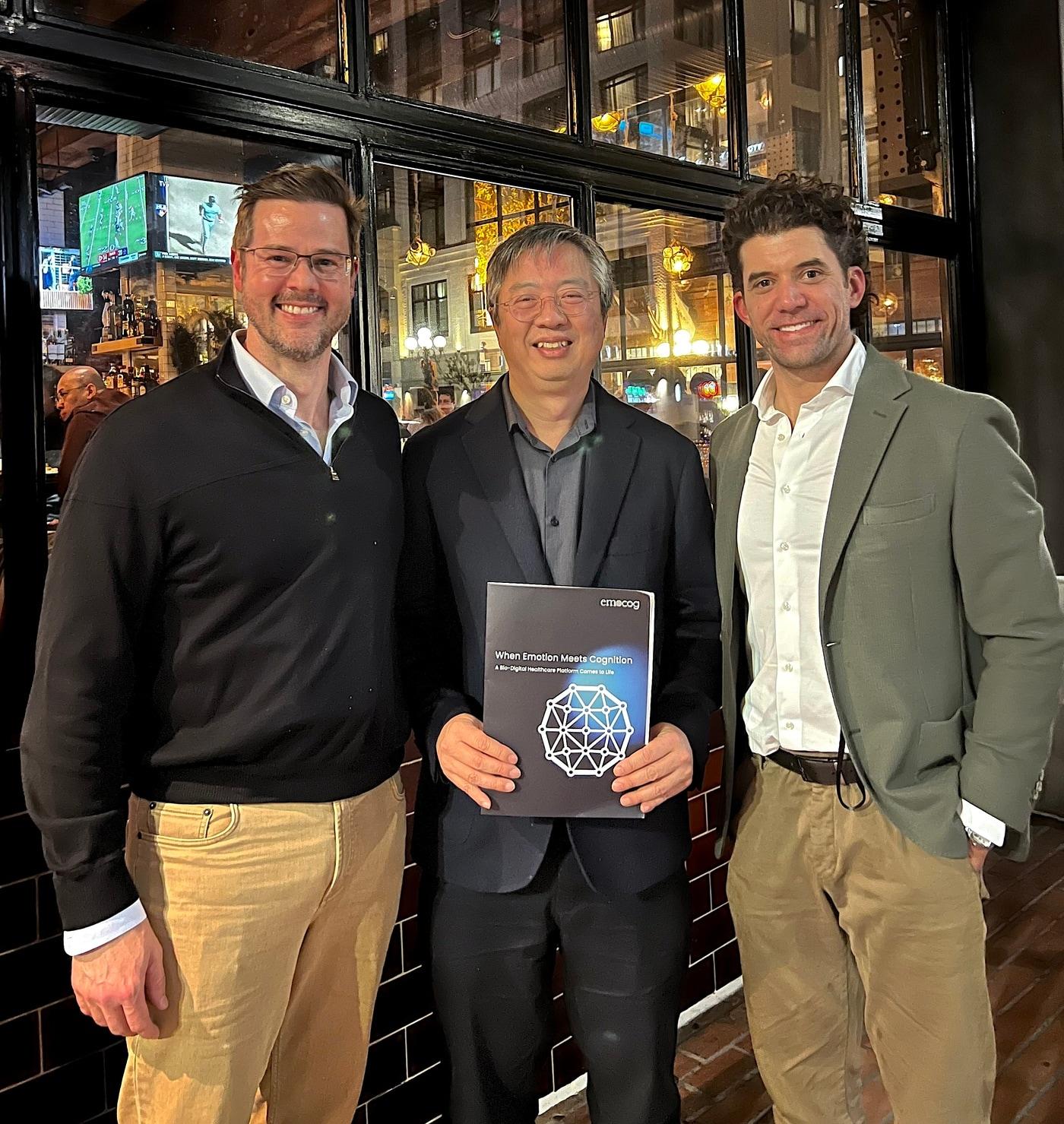 본문 이미지 - 12월 첫째 주 미국 샌디에이고에서 열린 알츠하이머 임상시험 국제학회 'CTAD(Clinical Trials on Alzheimer’s Disease) 2025'에서 이모코그 이준영 대표(가운데)와 퀀터릭스 벤 메도우즈 최고상업책임자(왼쪽, Ben Meadows, Chief Commercial Officer), 재커리 페르난데즈 Simoa 진단부문 부사장 (오른쪽, Zachary Fernandes, VP of Simoa Diagnostics/GM, Lucent Diagnostics)이 Simoa 플랫폼의 한국 체외진단의료기기(IVD) 도입과 혈액기반 알츠하이머 선별검사 솔루션 협력 강화를 기념하며 함께 촬영하고 있다. (이모코그 제공)