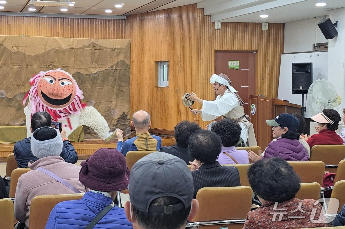  충주시노인복지관의 상시 문화공연 &#39;청춘떴다방&#39;.&#40;충주시 제공. 재판매 및 DB금지&#41;/뉴스1