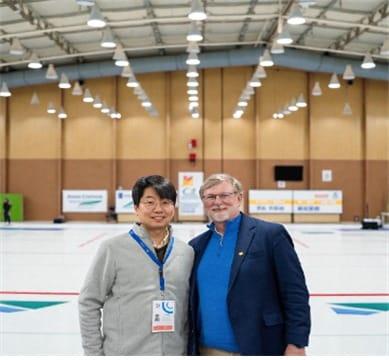본문 이미지 - 김훈 대한컬링연맹 이사&#40;왼쪽&#41;와 보 웰링 세계컬링연맹 회장. &#40;대한컬링연맹 제공&#41;