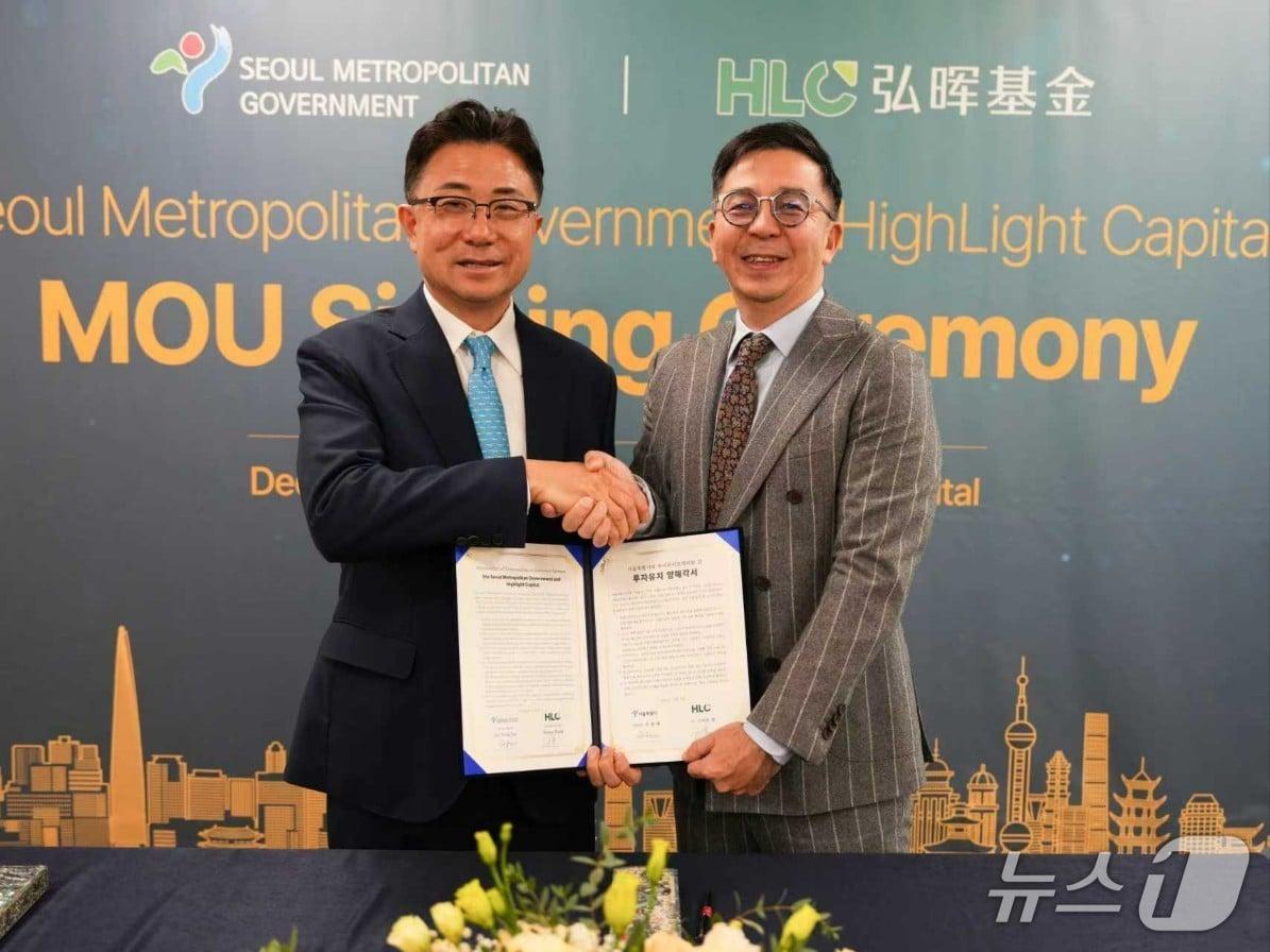 본문 이미지 - 이달 9일 오후 서울시-하이라이트캐피탈 투자유치 MOU 체결식에서 주용태 서울시 경제실장&#40;좌&#41;과 스티브 왕 CEO가 협약서를 들고 기념촬영 하고 있다.&#40;서울시 제공&#41;