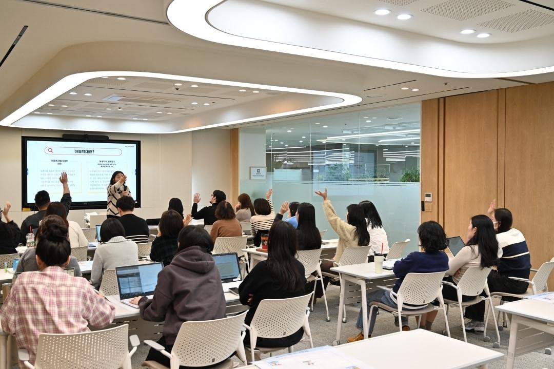 본문 이미지 - 신성통상 탑텐키즈 임직원들이 아동안전보호정책교육을 수강하고 있다.&#40;탑텐제공&#41;