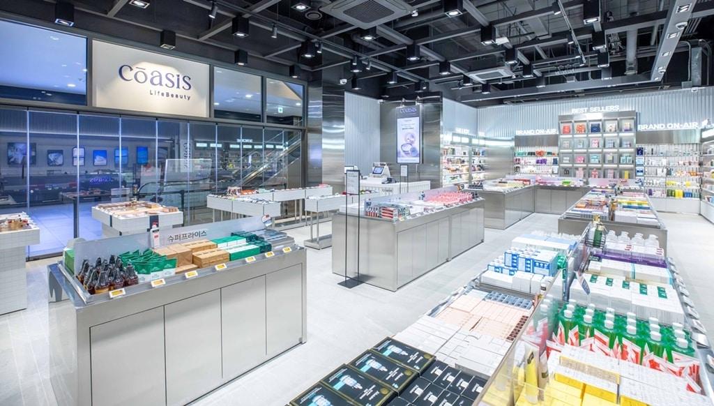 본문 이미지 - 경기도 남양주시에 위치한 현대프리미엄아울렛 스페이스원에서 오픈한 뷰티 편집숍 &#39;코아시스&#39;&#40;Coasis&#41; 매장 전경.&#40;현대홈쇼핑 제공&#41;. 