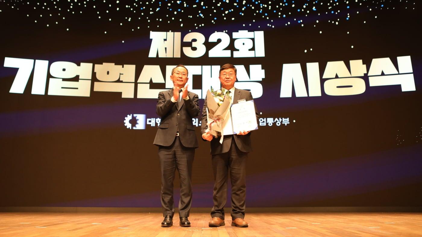 동아오츠카는 경영혁신과 ESG 실천 성과를 인정받아 &#39;제32회 기업혁신대상&#39;에서 국무총리상을 수상했다.&#40;동아오츠카 제공&#41;