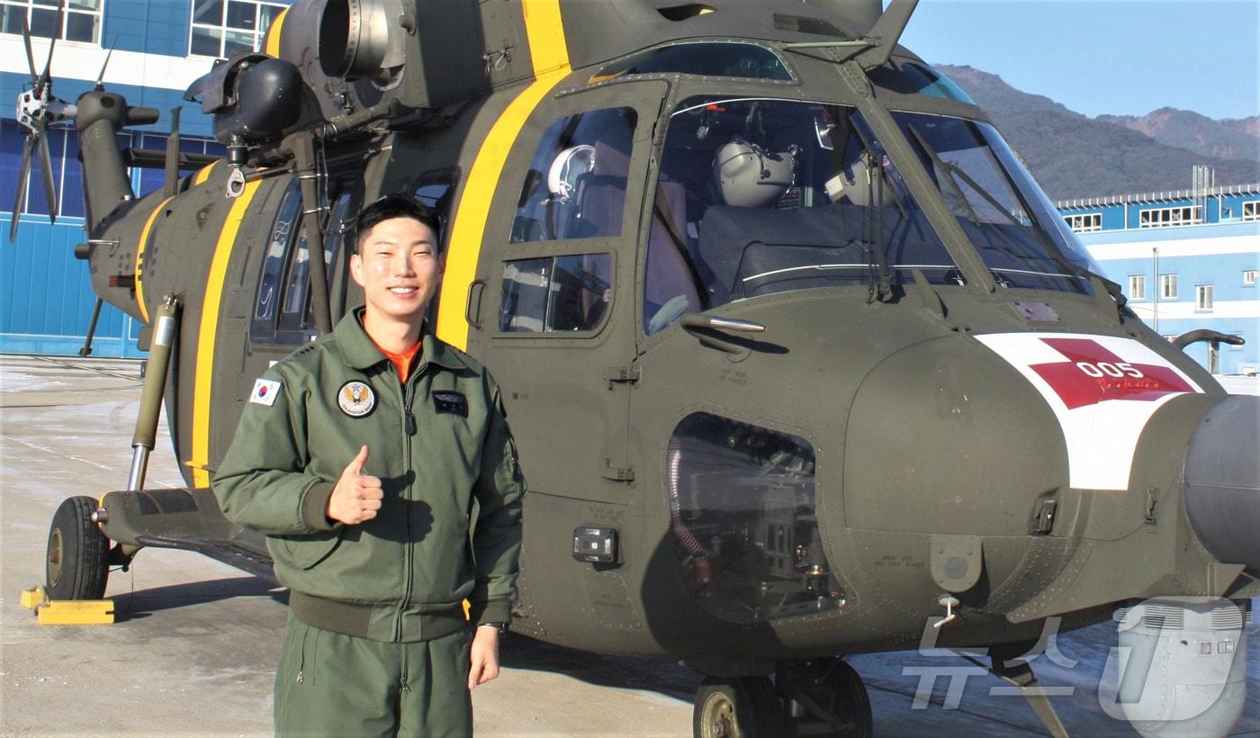 육군은 지난 1일 육군 3군단 직할 항공단 소속 이지홍 대위가 공사 중 차량사고로 생명이 위급한 민간인을 응급조치하고 신속한 판단으로 군 의무후송헬기&#40;메디온&#41;으로 이송해 소중한 생명을 구했다고 10일 밝혔다. 사진은 군 의무후송헬기&#40;메디온&#41; 앞에서 기념 촬영하는 이지홍 대위. &#40;육군 제공. 재판매 및 DB 금지&#41; 2025.12.10/뉴스1