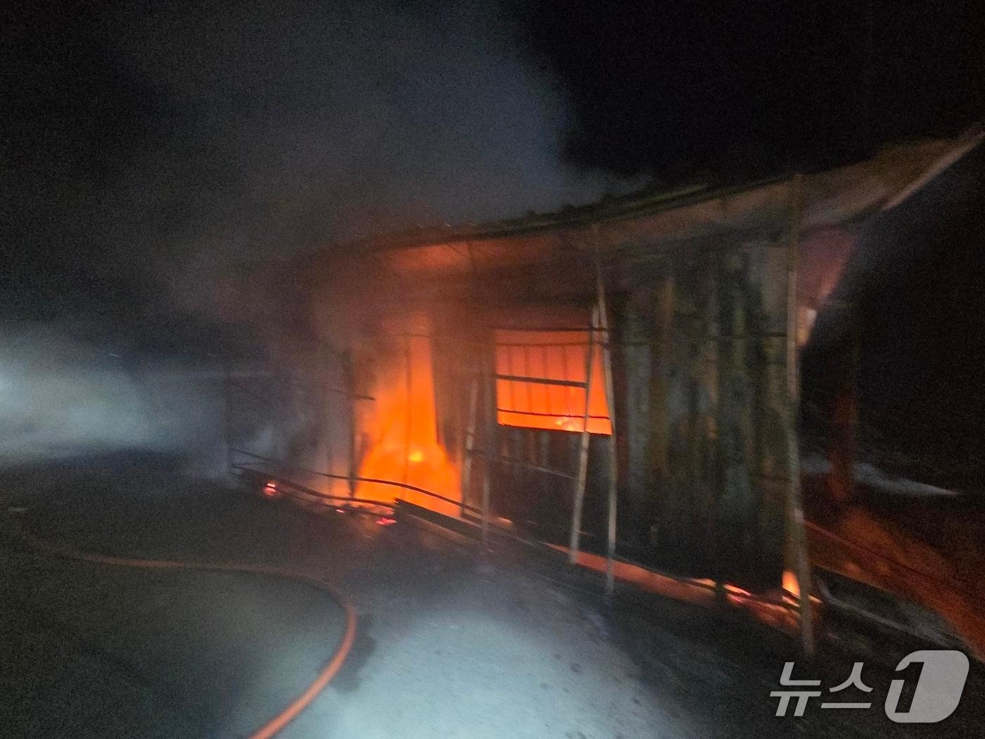 본문 이미지 - 논산 성동면 농막 컨테이너 화재. (논산소방서 제공, 재판매 및 DB금지) / 뉴스1 