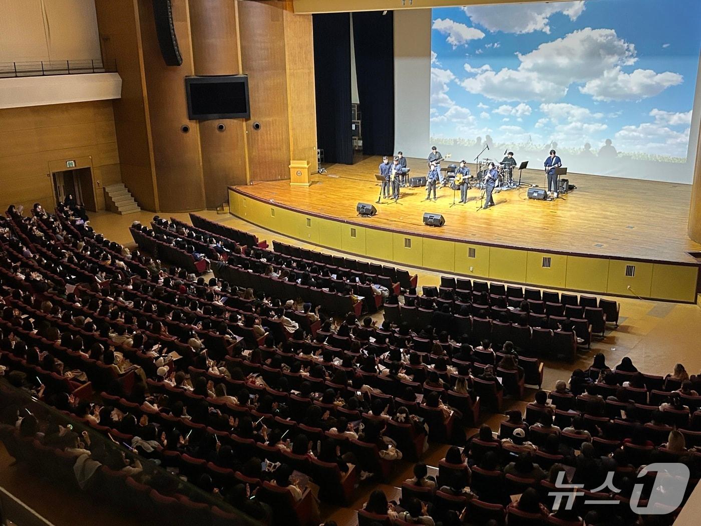 본문 이미지 - 세브란스 마인드 밴드가 9일 오후 7시 연세대학교 대강당에서 공연을 열고 있다&#40;세브란스병원 제공&#41;