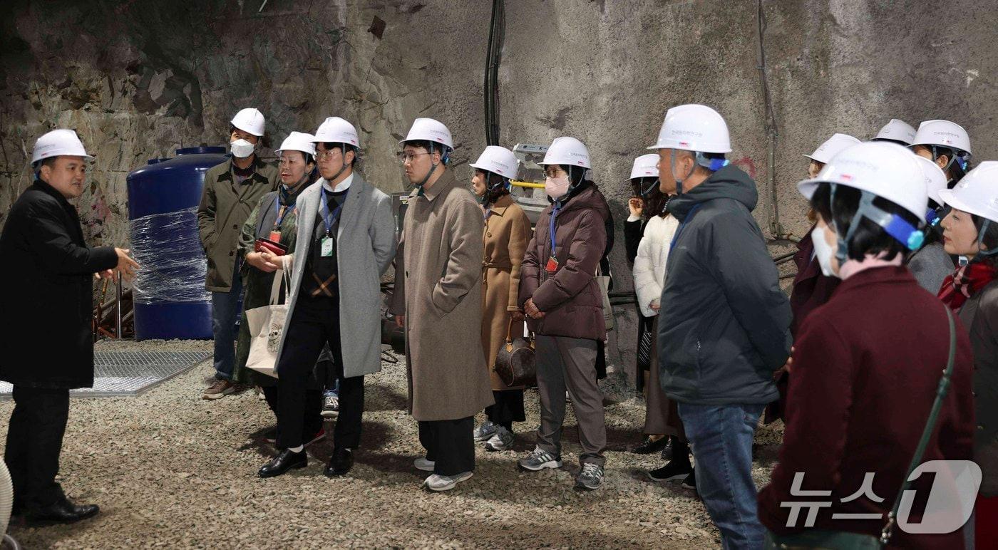 대전지역 교원들이 한국원자력연구원 방사성폐기물 지하처분연구시설을 견학하고 있다.&#40;원자력연 제공&#41; /뉴스1