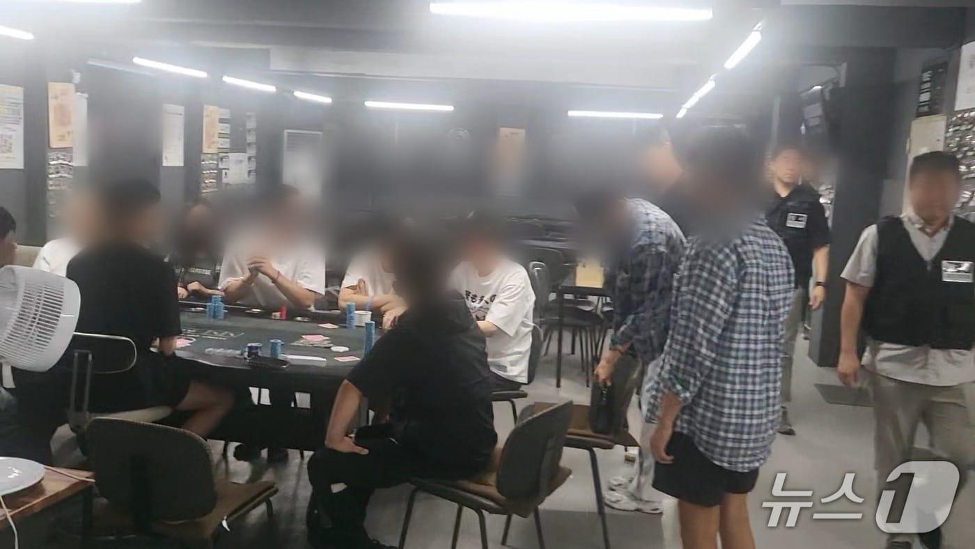 부산 경찰이 홀덤펍으로 위장한 불법 도박장을 단속하고 있다.&#40;부산경찰청 제공. 재판매 및 DB 금지&#41;