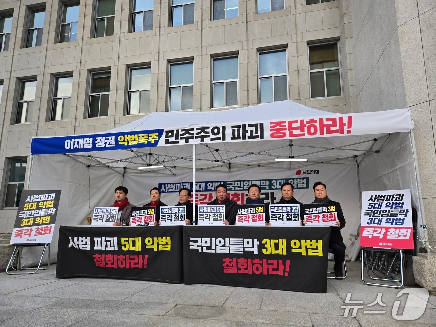 본문 이미지 - 장동혁  대표, 송원석 원내대표 등 당 지도부가 10일 국회 본청 앞에서 천막농성에 돌입했다.&#40;손승환 기자&#41; 