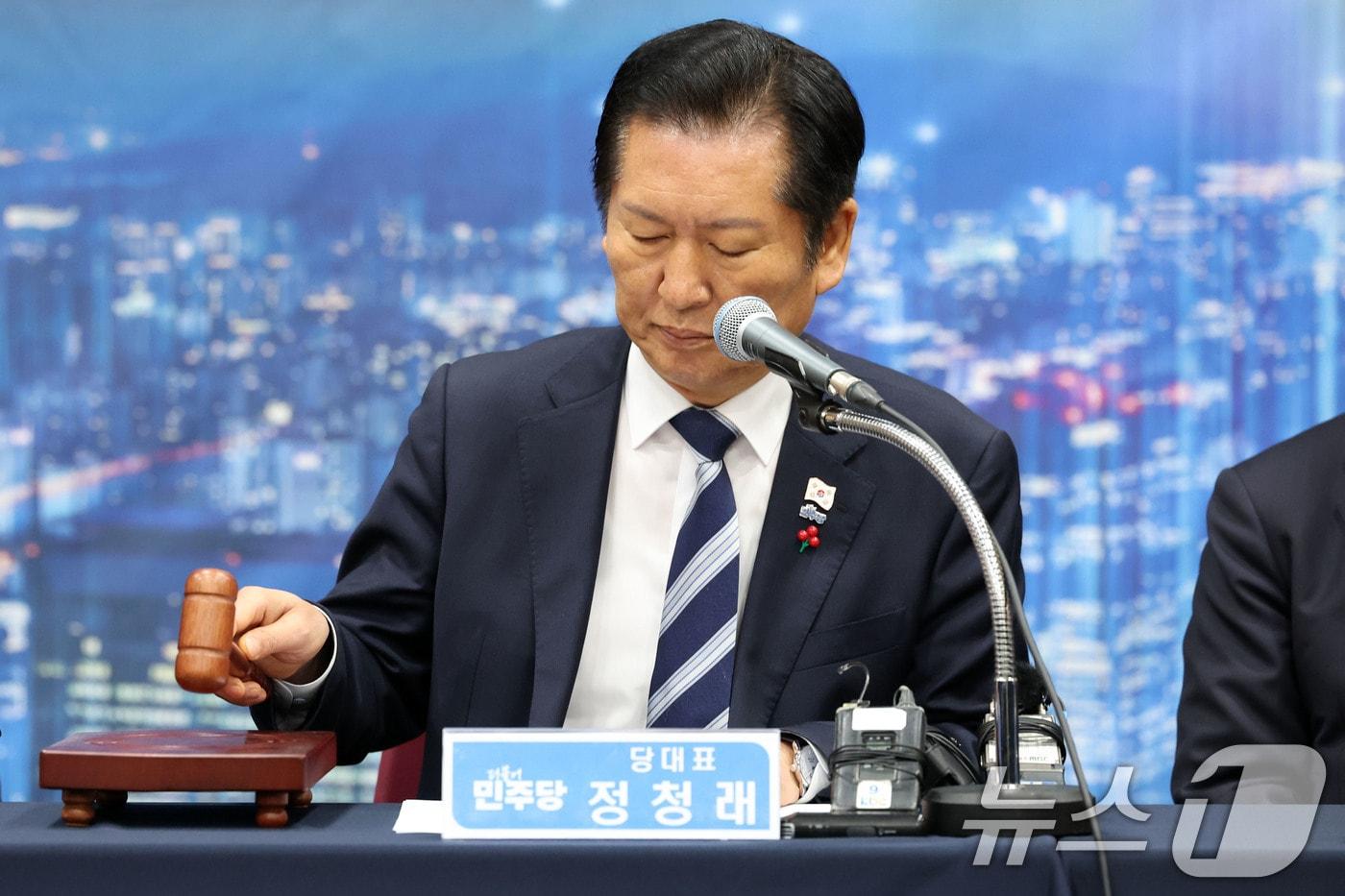 정청래 더불어민주당 대표가 10일 오전 광주 서구 김대중컨벤션센터에서 열린 광주 현장 최고위원회의에서 개회 선언을 하고 있다. 2025.12.10/뉴스1 ⓒ News1 이승현 기자