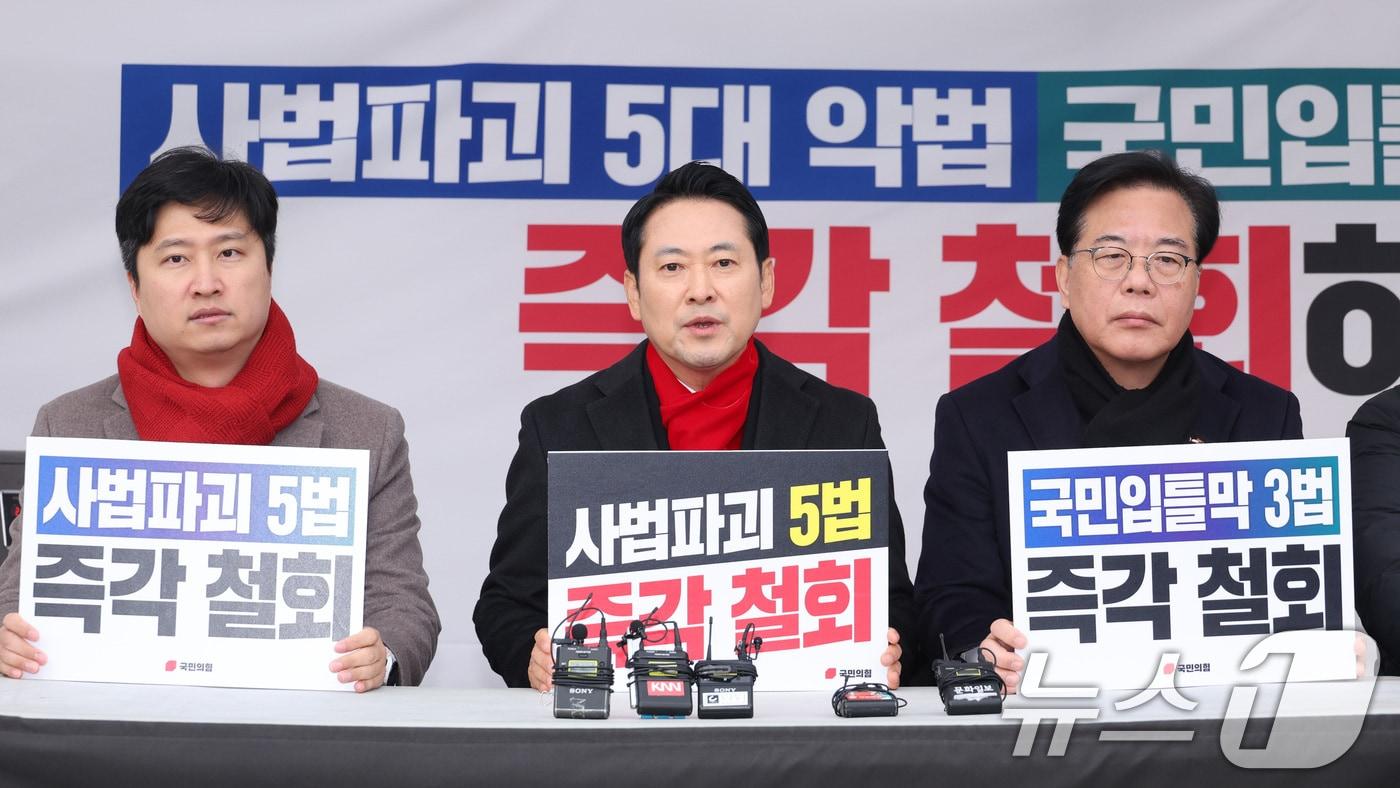 장동혁 국민의힘 대표가 10일 서울 여의도 국회 본관 앞에 마련된 8대 악법 저지릴레이 천막 농성장에서 발언하고 있다. 2025.12.10/뉴스1 ⓒ News1 신웅수 기자