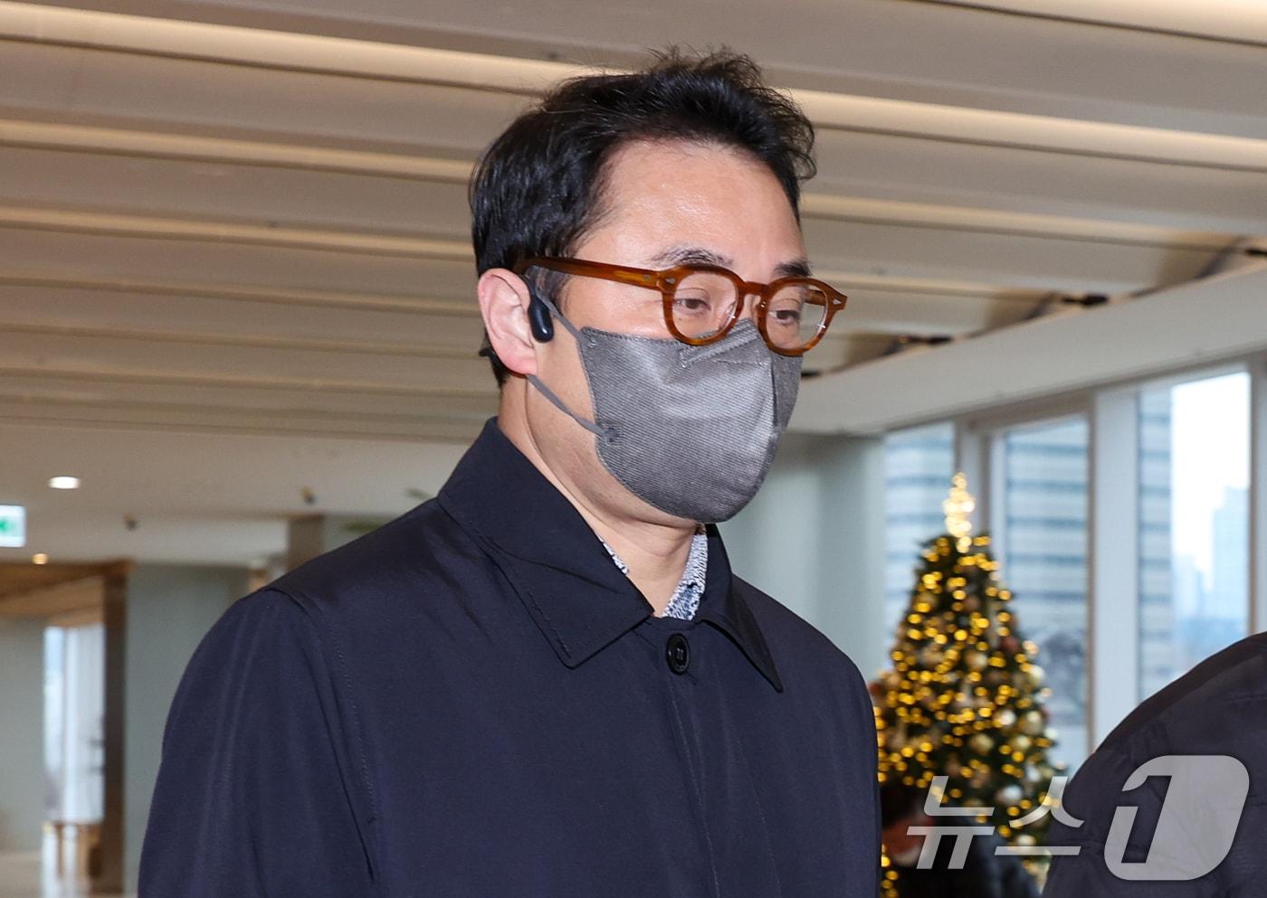 김건희 여사 오빠 김진우 씨가 10일 오전 서울 종로구 김건희 특검팀&#40;특별검사 민중기&#41; 사무실에서 &#39;양평 고속도로 종점 변경 특혜 의혹&#39; 관련 조사를 위해 참고인 신분으로 출석하고 있다. 2025.12.10/뉴스1 ⓒ News1 안은나 기자