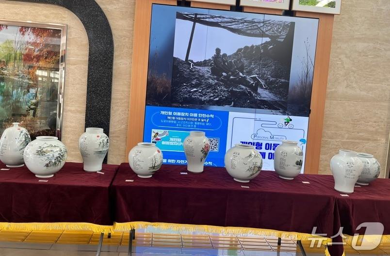본문 이미지 - 강원 태백시가 지난 8일부터 10일까지 시청 로비에서 여성친화도시 특화사업의 일환으로 &#39;도자시화전 – 여성이 살아낸 태백의 빛과 그림자&#39;란 작품전시회를 열고 있다. &#40;태백시 제공. 재판매 및 DB금지&#41; 2025.12.10/뉴스1