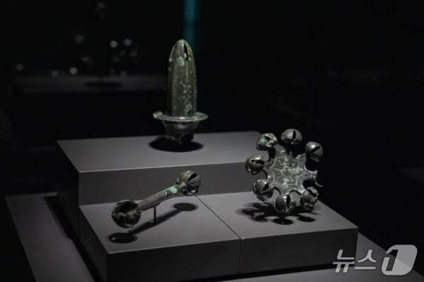 본문 이미지 - 지난 2024년 국보순회전 당시 전시된 청동방울.&#40;고창군 제공. 재판매 및 DB금지&#41;2025.12.10/뉴스1