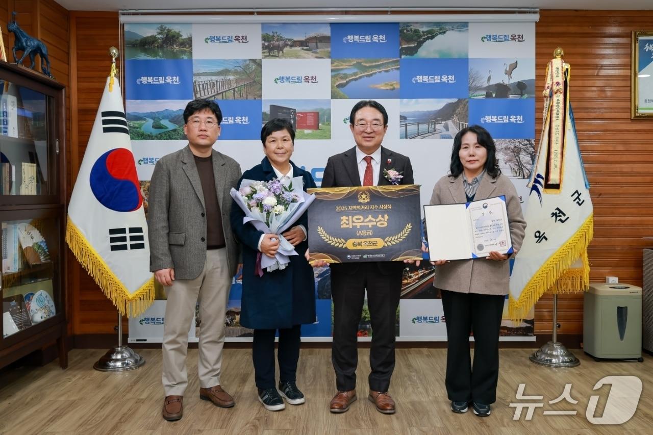 본문 이미지 - 옥천군  6년 연속 A등급 지자체 선정 기념 촬영 &#40;옥천군 제공. 재판매 및 DB금지&#41; /뉴스1