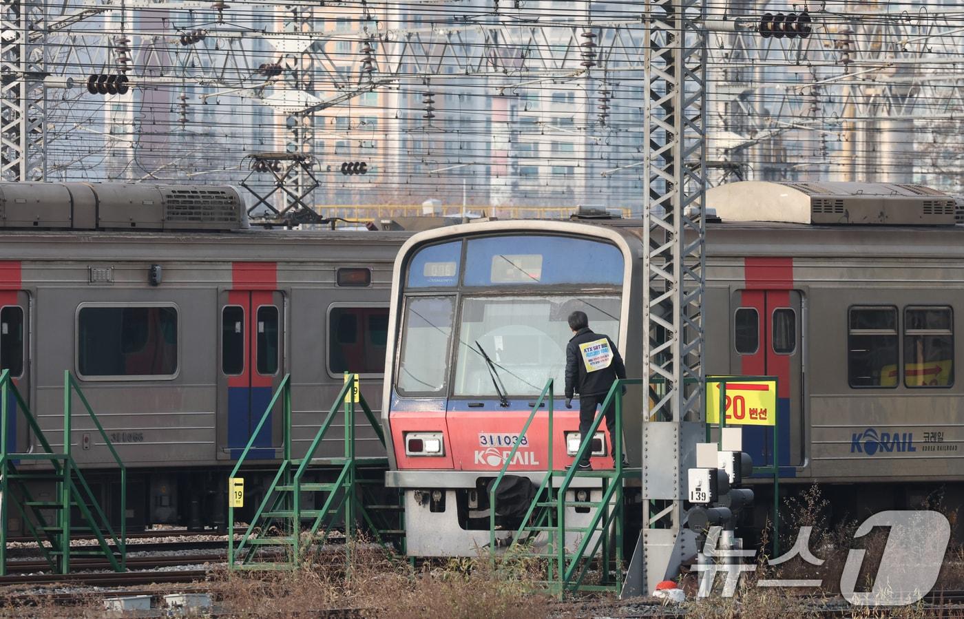 전국철도노동조합이 예고한 무기한 총파업이 하루 앞으로 다가온 10일 경기 오산시 수도권 전철 1호선 서동탄역에 전동차가 세워져 있다. 철도노조가 이날까지 2025년 임금 교섭의 핵심 요구 3가지가 해결되지 않을 경우 오는 11일 오전 9시부터 무기한 총파업에 돌입한다고 예고했다. 2025.12.10/뉴스1 ⓒ News1 김영운 기자