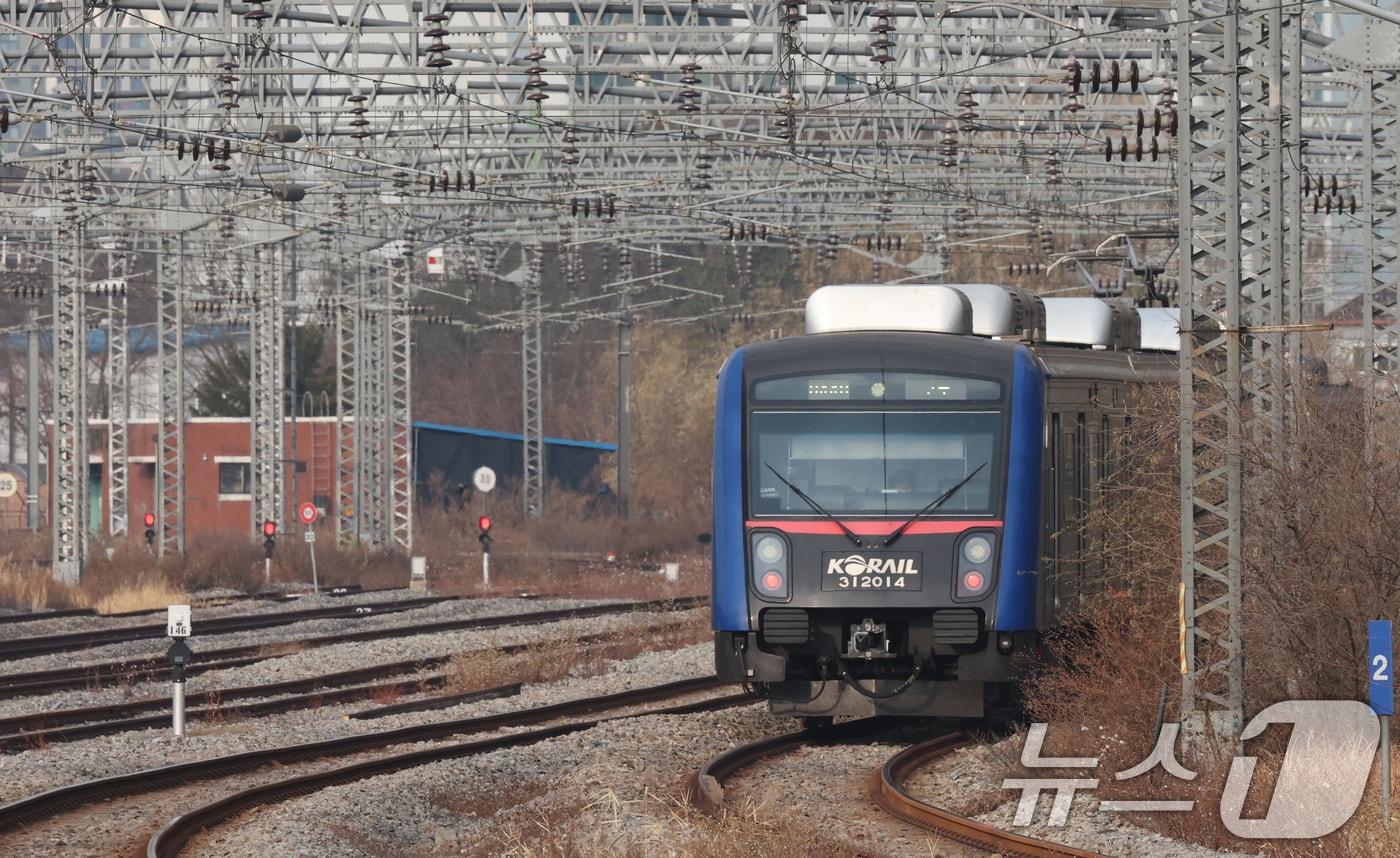 본문 이미지 - 전국철도노동조합이 예고한 무기한 총파업이 하루 앞으로 다가온 10일 경기 오산시 수도권 전철 1호선 서동탄역에서 전동차가 출발하고 있다. 2025.12.10/뉴스1 ⓒ News1 김영운 기자