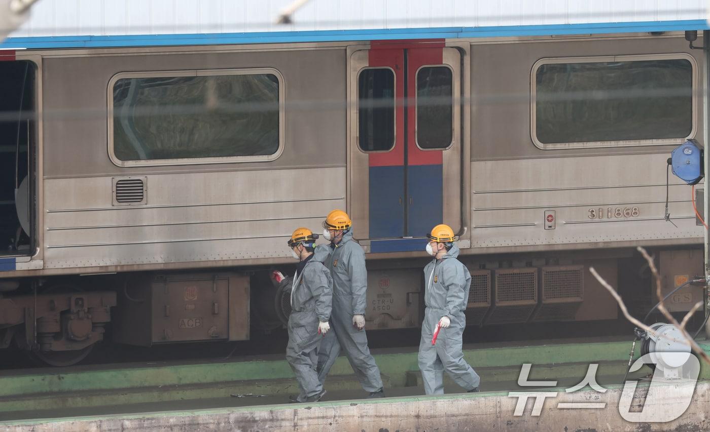 전국철도노동조합이 예고한 무기한 총파업이 하루 앞으로 다가온 10일 경기 오산시 수도권 전철 1호선 서동탄역에서 관계자들이 전동차를 점검을 하고 있다. 2025.12.10/뉴스1 ⓒ News1 김영운 기자