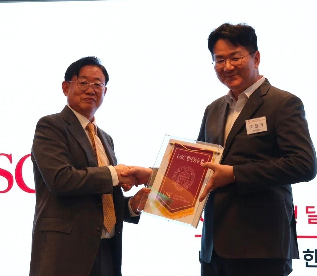 본문 이미지 - 조원태 한진그룹 회장&#40;오른쪽&#41;이 1일 서울 강남의 호텔에서 열린 미국 서던캘리포니아대&#40;USC&#41; 한국 총동문회 송년회에서 권순욱 총동문회장&#40;왼쪽&#41;으로부터 총동문회기를 넘겨받고 있다. 이날 조 회장은 신임 USC 한국 총동문회장으로 선임됐다&#40;인스타그램 &#39;usc.korea.official&#39; 갈무리&#41;. 2025.12.01.