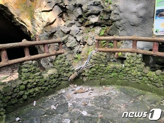 본문 이미지 - 2023년 12월 29일 오전 만장굴 입구 상층부 지점에서 발생한 낙석으로 인해 만장굴 탐방로 입구 난간이 훼손된 모습.&#40;제주도 세계유산본부 제공. 재판매 및 DB 금지&#41;/ 2023.12.29/뉴스1