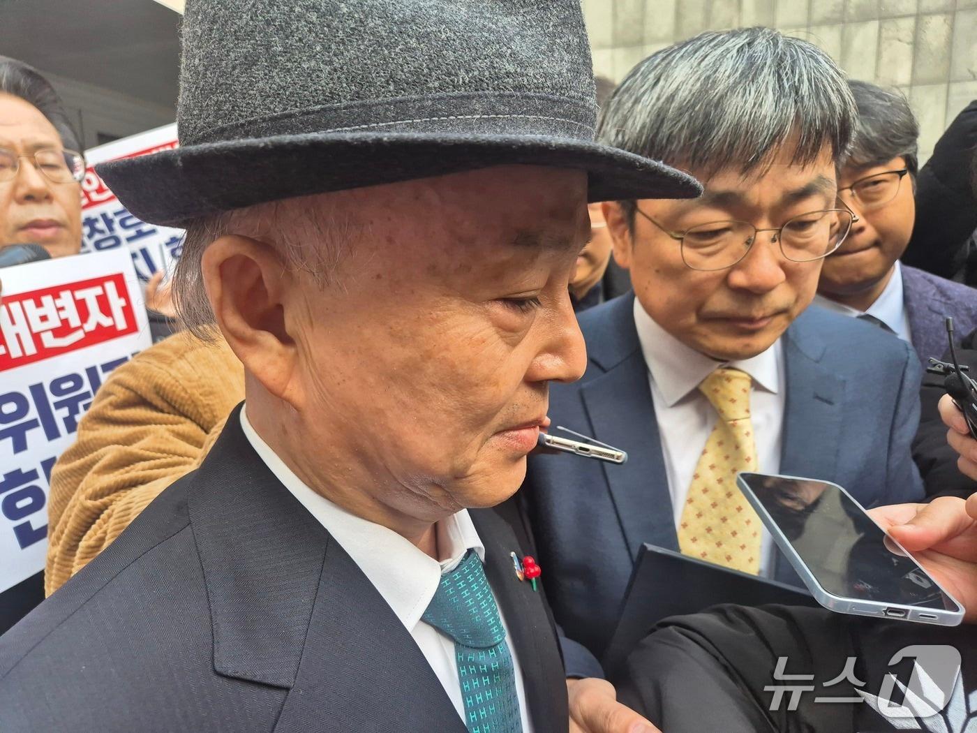 본문 이미지 - 10일 안창호 국가인권위원회 위원장이 인권의날 기념식 행사장 앞에서 가로막힌 모습.2025.12.10/뉴스1 ⓒ News1 신윤하 기자