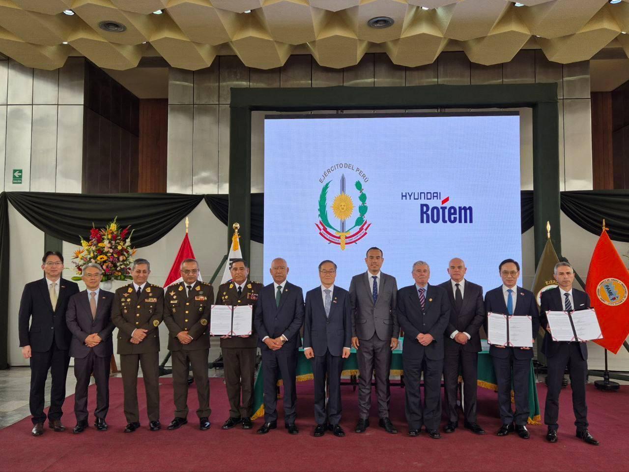 본문 이미지 - 지난 9일&#40;현지 시간&#41; 페루 리마에서 열린 K2 전차 및 K808 차륜형장갑차 공급 총괄합의 체결식에서 참석자들이 기념촬영을 하고 있다. 오른쪽부터 호르헤 자파타 페루 조병창 대표, 이용배 현대로템 사장, 에르네스토 알바레스 페루 국무총리, 페르난도 로스피글리오시 페루 국회의장, 호세 헤리 페루 대통령, 이용철 방위사업청장, 세사르 디아스 페루 국방부장관, 세사르 브리세뇨 페루 육군 총사령관, 오스왈도 까예 따예도 페루 육군 총참모총장, 호르헤 아레발로 페루 육군 군수사령관, 최종욱 주페루 대한민국 대사, 김태곤 방위사업청 국제협력관. &#40;현대로템 제공&#41;
