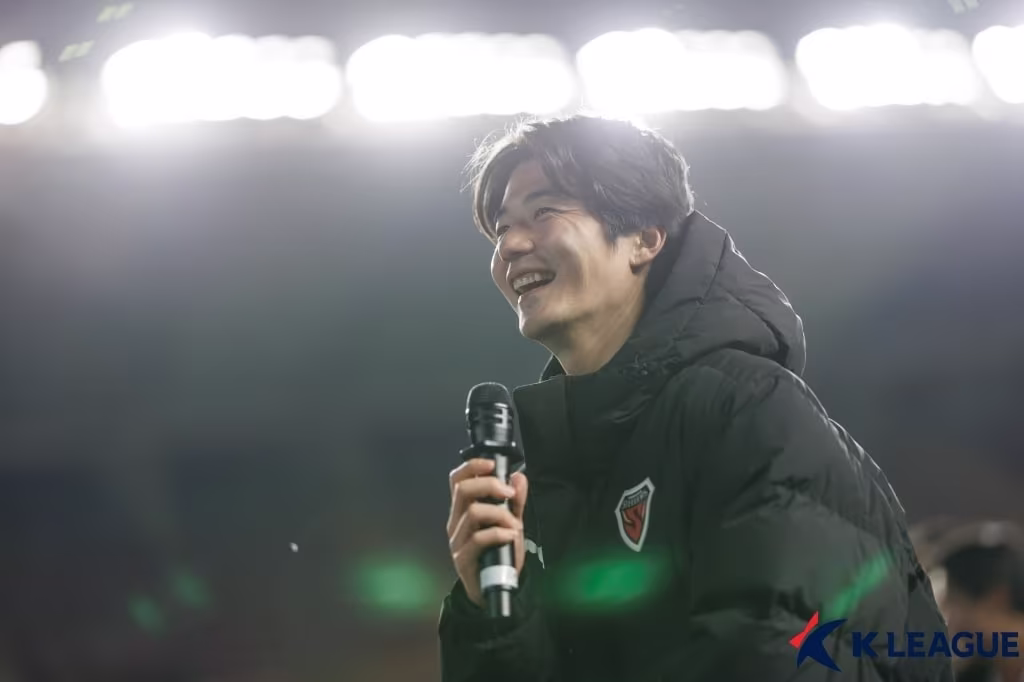 본문 이미지 - 포항에서 행복한 축구를 되찾은 기성용. 올 시즌을 끝으로 은퇴할 계획이었으나 지금은 커리어 연장도 고민 중이다. &#40;한국프로축구연맹 제공&#41;