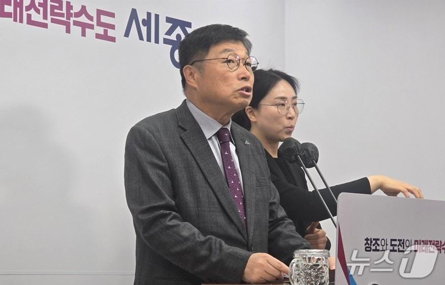 본문 이미지 - 국제기술교육센터 개소와 관련해 브리핑하는 이승원 세종시 경제부시장. / 뉴스1