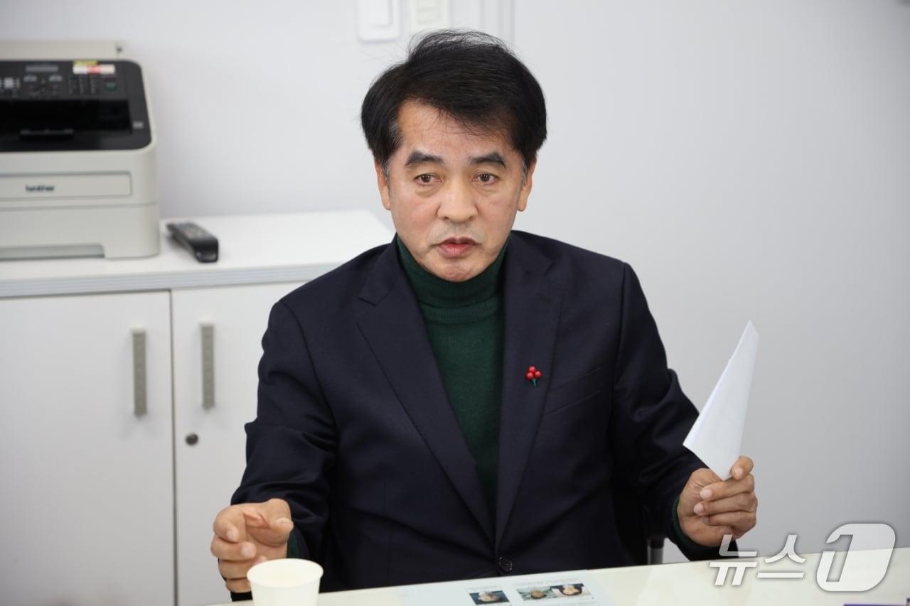 본문 이미지 - 10일 최재형 보은군수가  민생안정지원금 지급과 관련한 입장을 밝히고 있다. /뉴스1