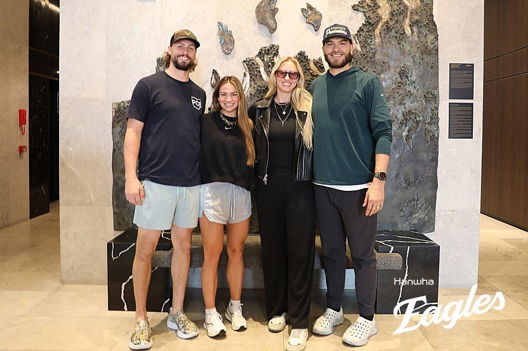 본문 이미지 - 한화에서 뛰었던 와이스&#40;왼쪽부터&#41;와 아내 헤일리.&#40;한화 이글스 제공&#41;