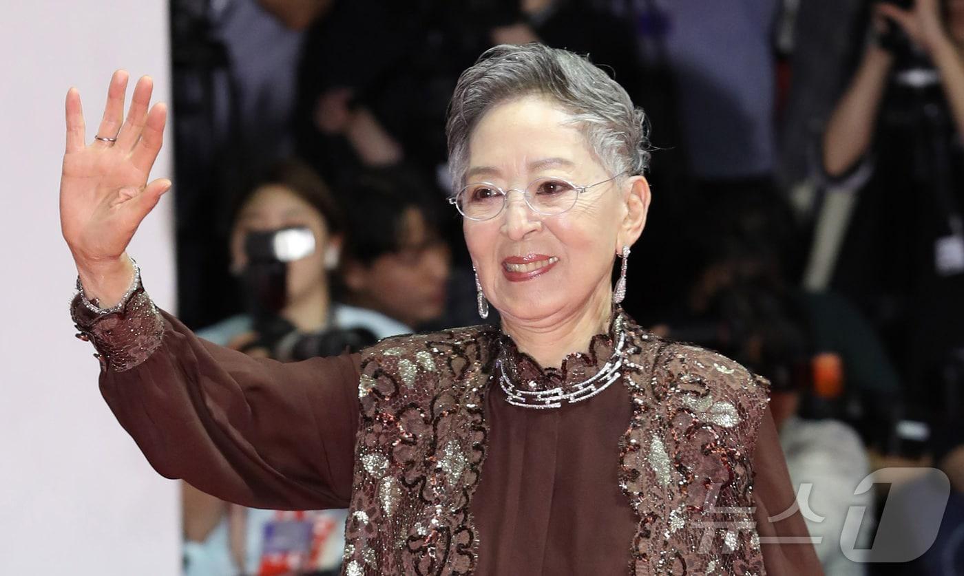본문 이미지 - 원로 영화배우 김지미(본명 김명자)씨가 미국 LA에서 항년 85세를 일기로 별세했다. 사진은 2019년 10월 제24회 부산국제영화제 개막식에서 인사하는 배우 김지미. (뉴스1 DB) 2025.12.10/뉴스1
