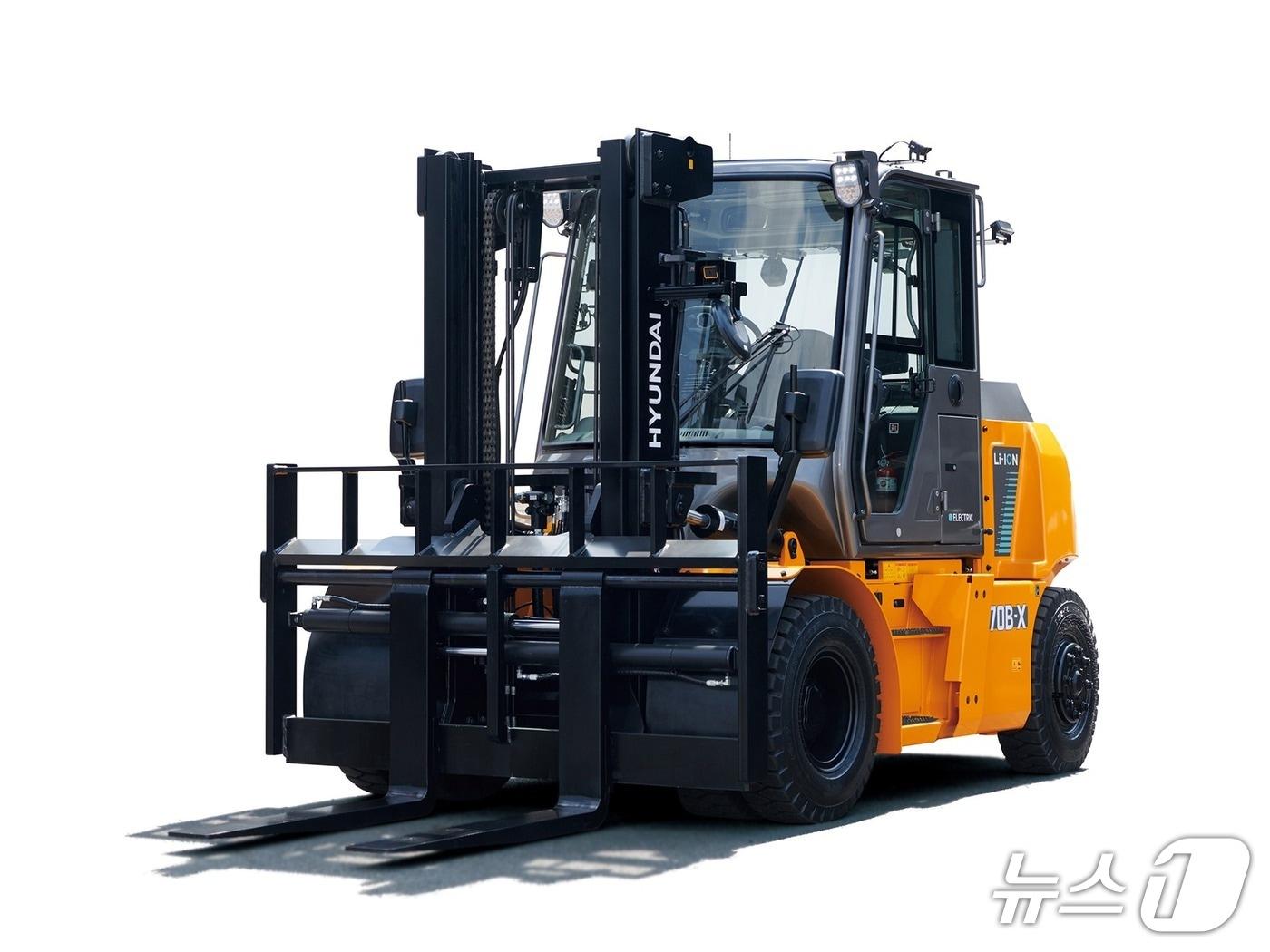 본문 이미지 - 북미 전문지로부터 올해의 제품상을 수상한 HD현대사이트솔루션의 중형 전동지게차 신모델&#40;HD현대사이트솔루션 제공&#41;