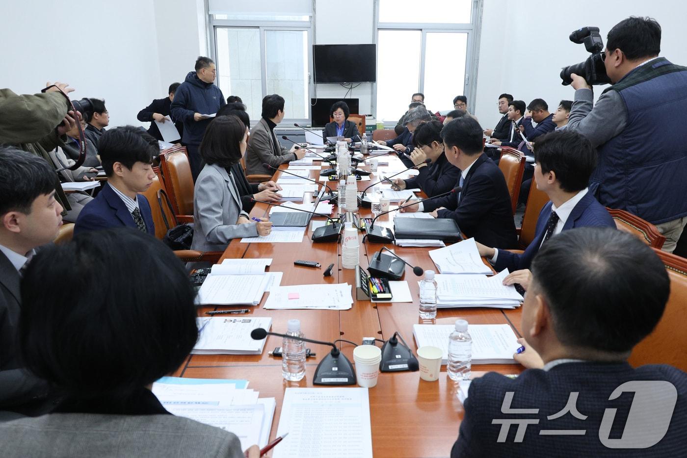 김현 소위원장이 10일 서울 여의도 국회에서 열린 과학기술정보방송통신위원회 정보통신방송법안심사소위원회를 주재하고 있다. 2025.12.10/뉴스1 ⓒ News1 신웅수 기자