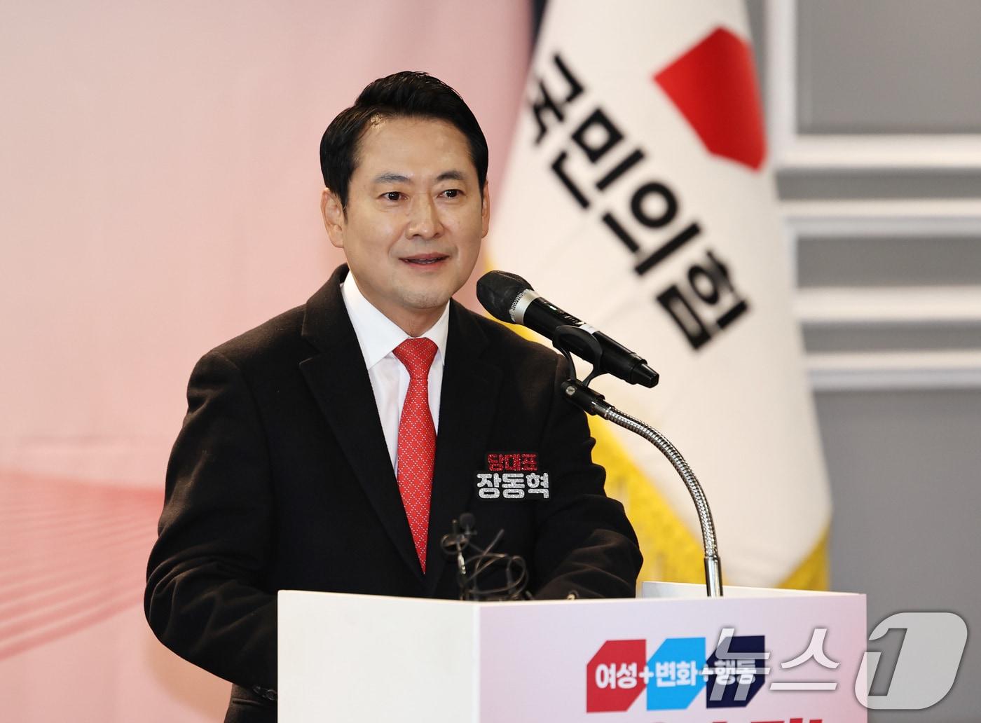 본문 이미지 - 장동혁 국민의힘 대표가 10일 오전 서울 여의도 켄싱턴호텔에서 열린 중앙여성위원회 발대식 및 1차 전체회의에서 축사를 하고 있다. 2025.12.10/뉴스1 ⓒ News1 구윤성 기자