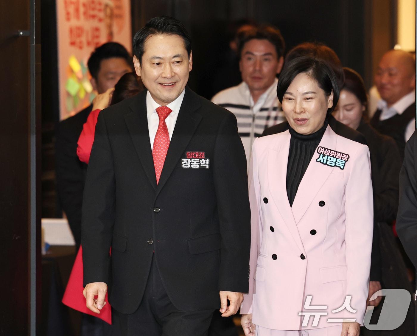 본문 이미지 - 국민의힘 장동혁 대표와 서명옥 당중앙여성위원장이 지난 12월 10일 오전 서울 여의도 켄싱턴호텔에서 열린 중앙여성위원회 발대식 및 1차 전체회의에 참석하고 있다. 2025.12.10 ⓒ 뉴스1 구윤성 기자
