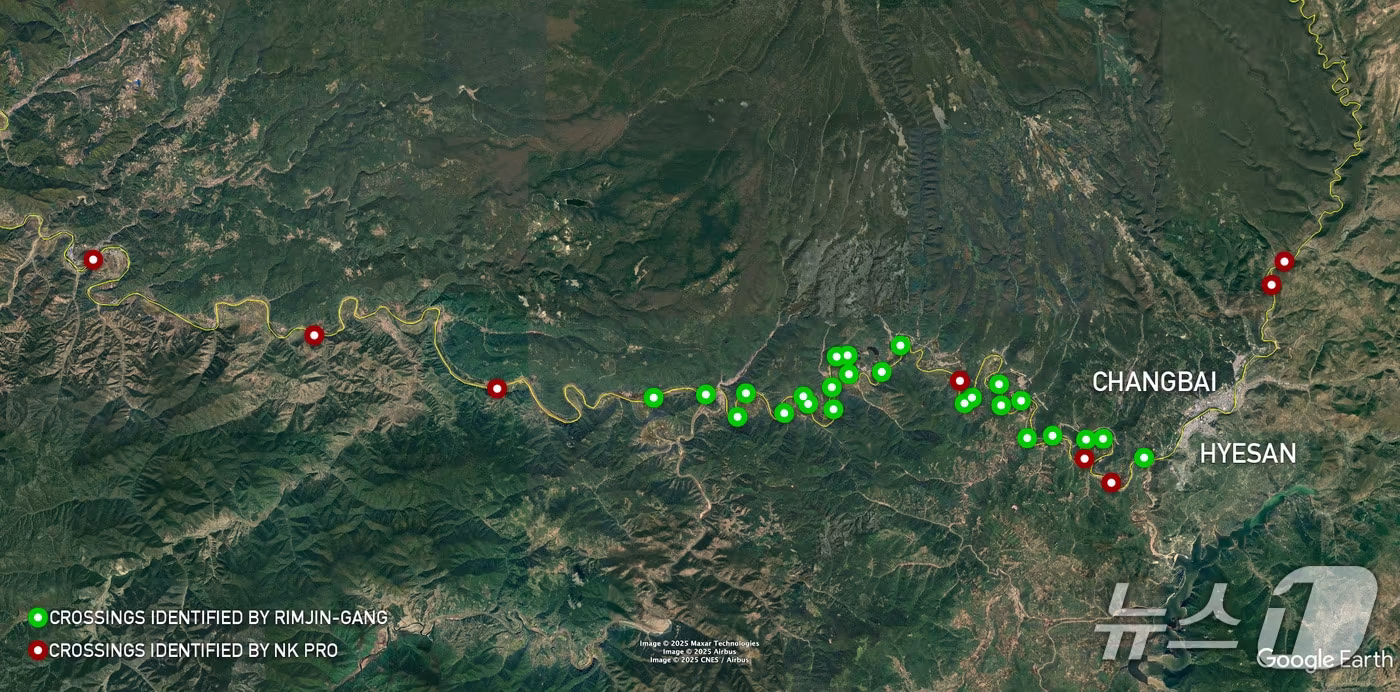  북한 전문매체 NK뉴스는  지난 9일 압록강 일대에 설치된 북중 간 &#39;임시 도하 지점&#39;이 량강도 김형직·김정숙·삼수·혜산·보천군 등 5개 지역에 걸쳐 약 59마일&#40;95㎞&#41; 구간에 분포한 것으로 나타났다고 보도했다.&#40;NK뉴스 갈무리&#41;