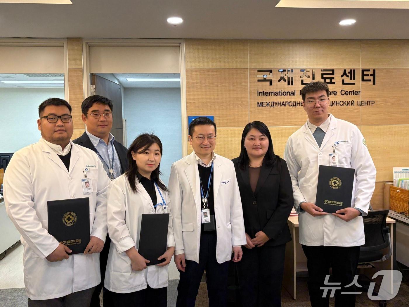 본문 이미지 - 최근 동아대병원을 방문한 몽골 의료진들과 동아대병원 관계자들이 기념사진을 찍고 있다.&#40;동아대병원 제공. 재판매 및 DB 금지&#41;