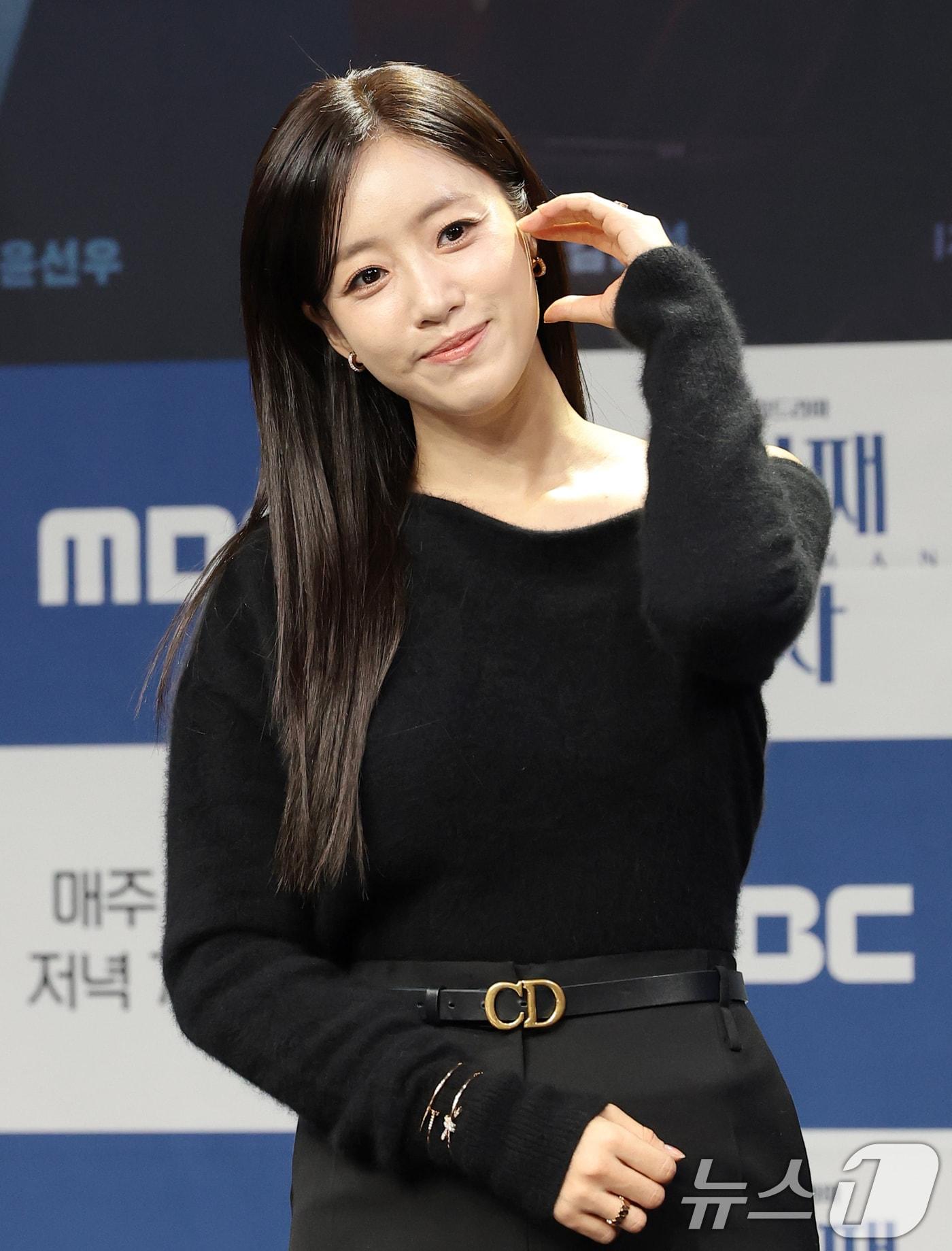 본문 이미지 - 배우 함은정이 10일 오전 서울 마포구 MBC 신사옥에서 열린 MBC 새 일일드라마 &#39;첫 번째 남자&#39;&#40;극본 서현주, 안진영/ 연출 강태흠&#41;의 제작발표회에서 포즈를 취하고 있다. &#39;첫 번째 남자&#39;는 복수를 위하여 다른 사람의 삶을 살게 된 여자와 자신의 욕망을 위하여 다른 사람의 삶을 빼앗은 여자의 목숨을 건 치명적 대결을 그린 작품이다. 2025.12.10/뉴스1 ⓒ News1 권현진 기자