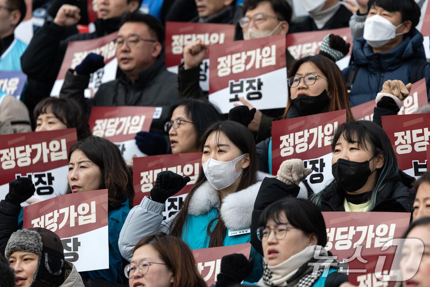 공무원노동조합총연맹 조합원들이 10일 서울 여의도 국회 본청 앞에서 공무원 정치기본권 보장 및 관련 입법 촉구 기자회견을 하고 있다. 2025.12.10/뉴스1 ⓒ News1 이승배 기자
