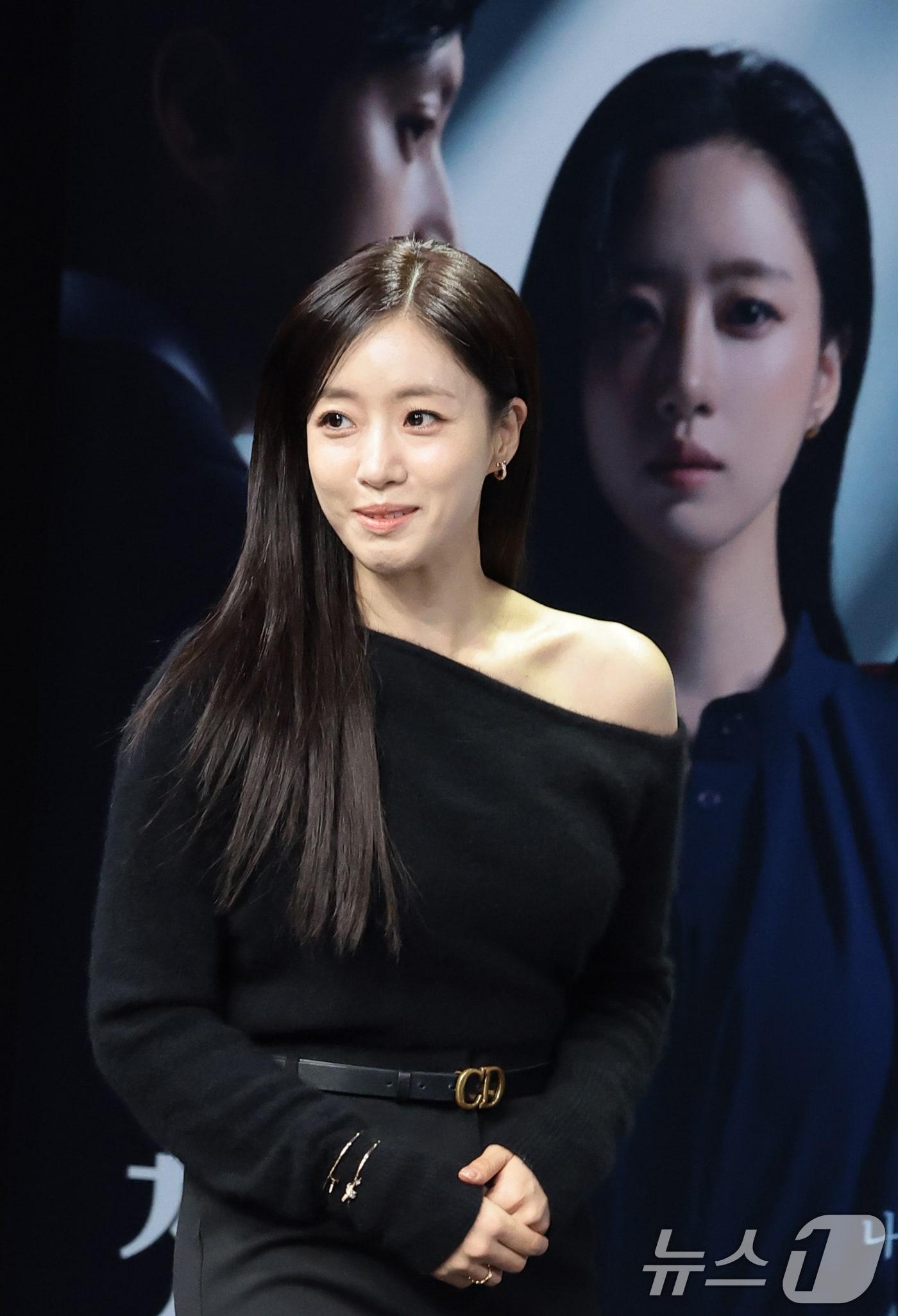 본문 이미지 - 배우 함은정이 10일 오전 서울 마포구 MBC 신사옥에서 열린 MBC 새 일일드라마 &#39;첫 번째 남자&#39;&#40;극본 서현주, 안진영/ 연출 강태흠&#41;의 제작발표회에서 포즈를 취하고 있다. &#39;첫 번째 남자&#39;는 복수를 위하여 다른 사람의 삶을 살게 된 여자와 자신의 욕망을 위하여 다른 사람의 삶을 빼앗은 여자의 목숨을 건 치명적 대결을 그린 작품이다. 2025.12.10/뉴스1 ⓒ News1 권현진 기자