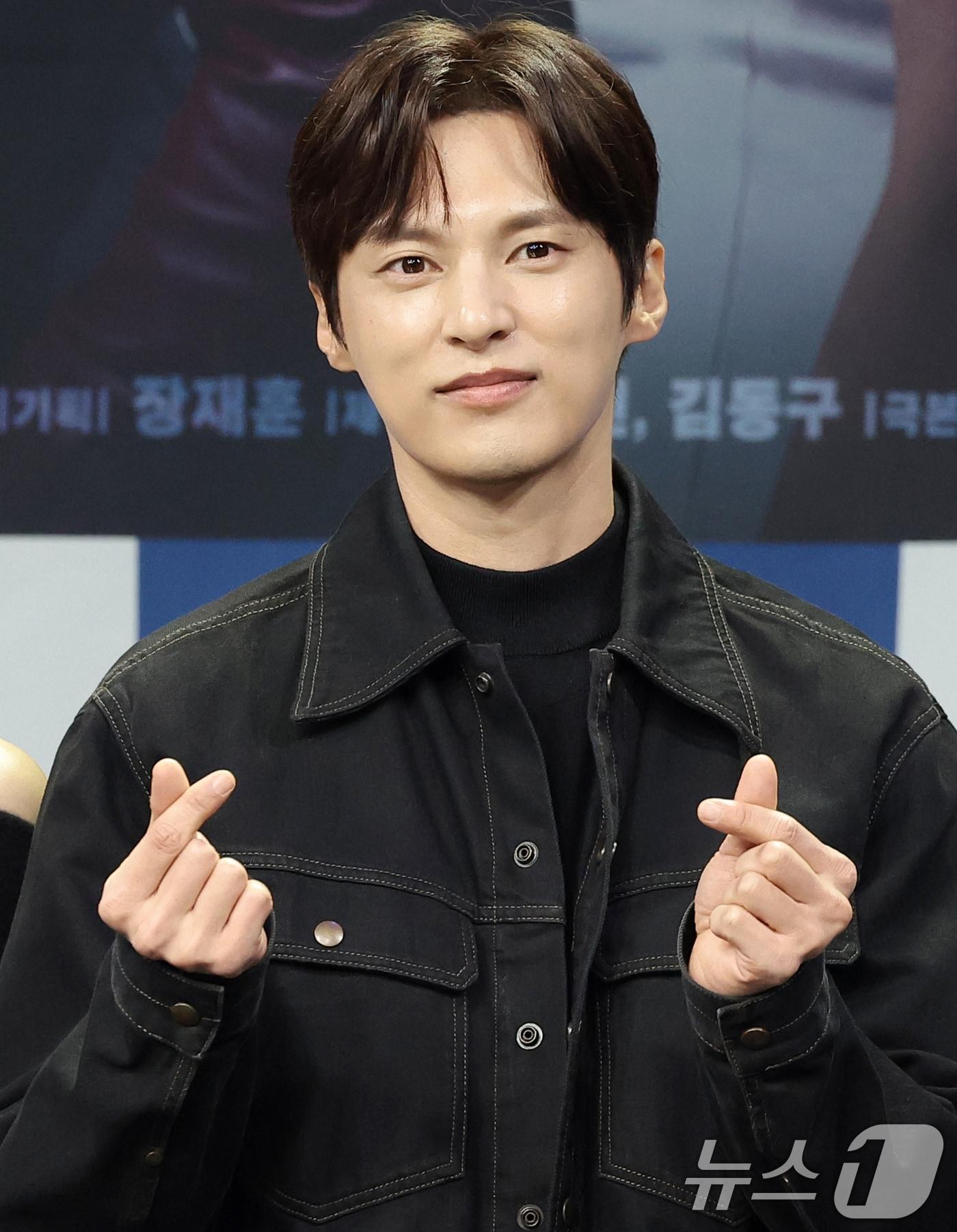 본문 이미지 - 배우 윤선우가 10일 오전 서울 마포구 MBC 신사옥에서 열린 MBC 새 일일드라마 &#39;첫 번째 남자&#39;&#40;극본 서현주, 안진영/ 연출 강태흠&#41;의 제작발표회에서 포즈를 취하고 있다. &#39;첫 번째 남자&#39;는 복수를 위하여 다른 사람의 삶을 살게 된 여자와 자신의 욕망을 위하여 다른 사람의 삶을 빼앗은 여자의 목숨을 건 치명적 대결을 그린 작품이다. 2025.12.10/뉴스1 ⓒ News1 권현진 기자