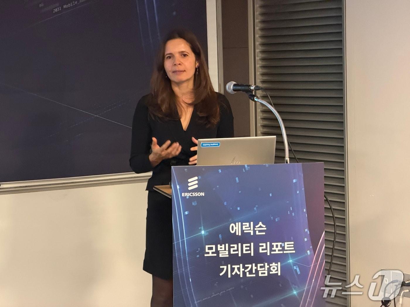 본문 이미지 - 시벨 톰바즈 에릭슨 코리아 대표이사&#40;CEO&#41;가 10일 서울 대한상공회의소에서 기자간담회를 진행하고 있다. 2025.12.10/뉴스1 ⓒ News1 이기범 기자