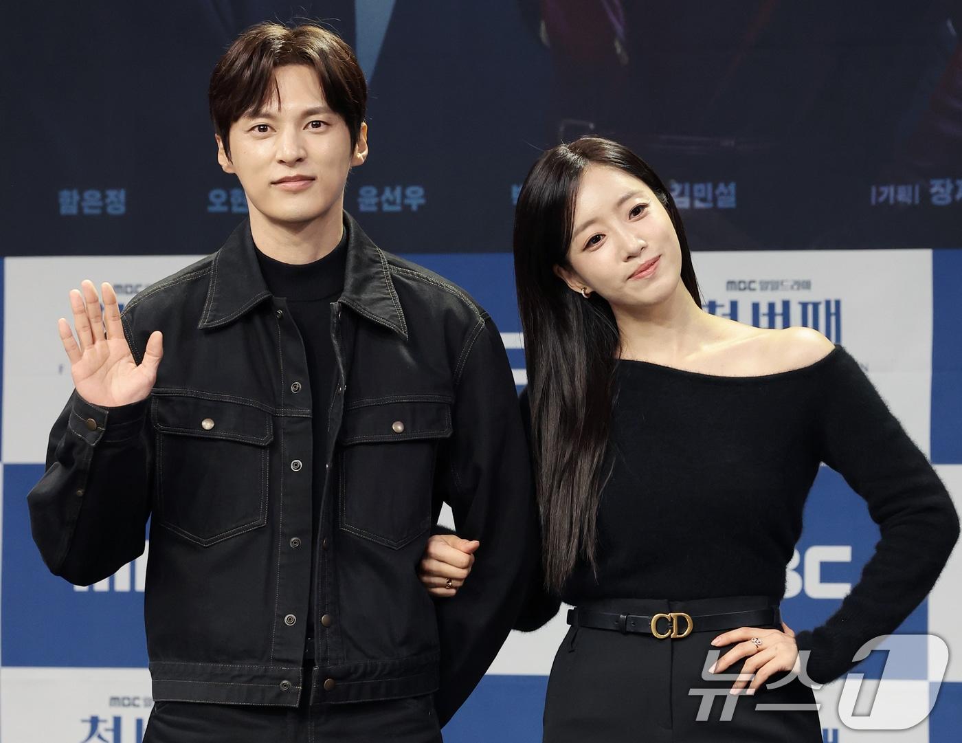 본문 이미지 - 배우 윤선우와 함은정&#40;오른쪽&#41;이 10일 오전 서울 마포구 MBC 신사옥에서 열린 MBC 새 일일드라마 &#39;첫 번째 남자&#39;&#40;극본 서현주, 안진영/ 연출 강태흠&#41;의 제작발표회에서 포즈를 취하고 있다. &#39;첫 번째 남자&#39;는 복수를 위하여 다른 사람의 삶을 살게 된 여자와 자신의 욕망을 위하여 다른 사람의 삶을 빼앗은 여자의 목숨을 건 치명적 대결을 그린 작품이다. 2025.12.10/뉴스1 ⓒ News1 권현진 기자